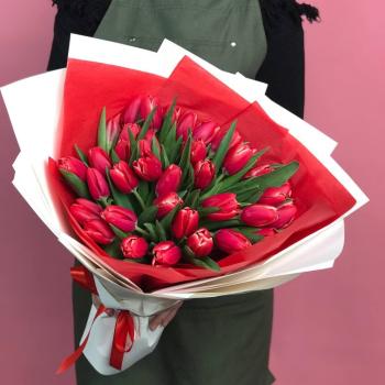 39 ярких красных тюльпанов