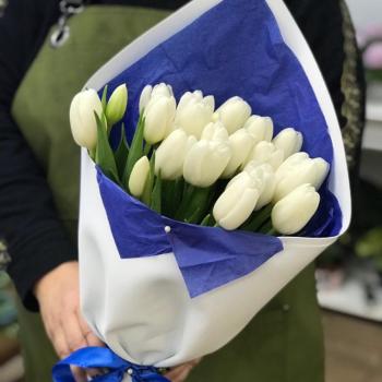 Букет из 23 белых тюльпанов