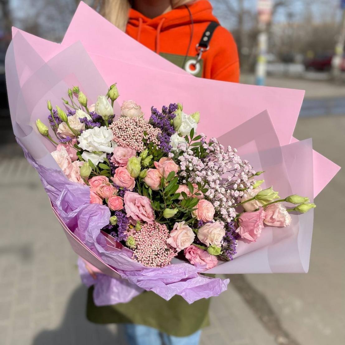 Букет с розовыми розами и гипсофилами