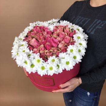 Розы с хризантемой в виде сердца в шляпной коробке