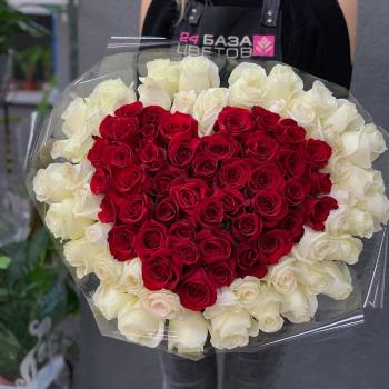 Белая и красное розы в виде сердца