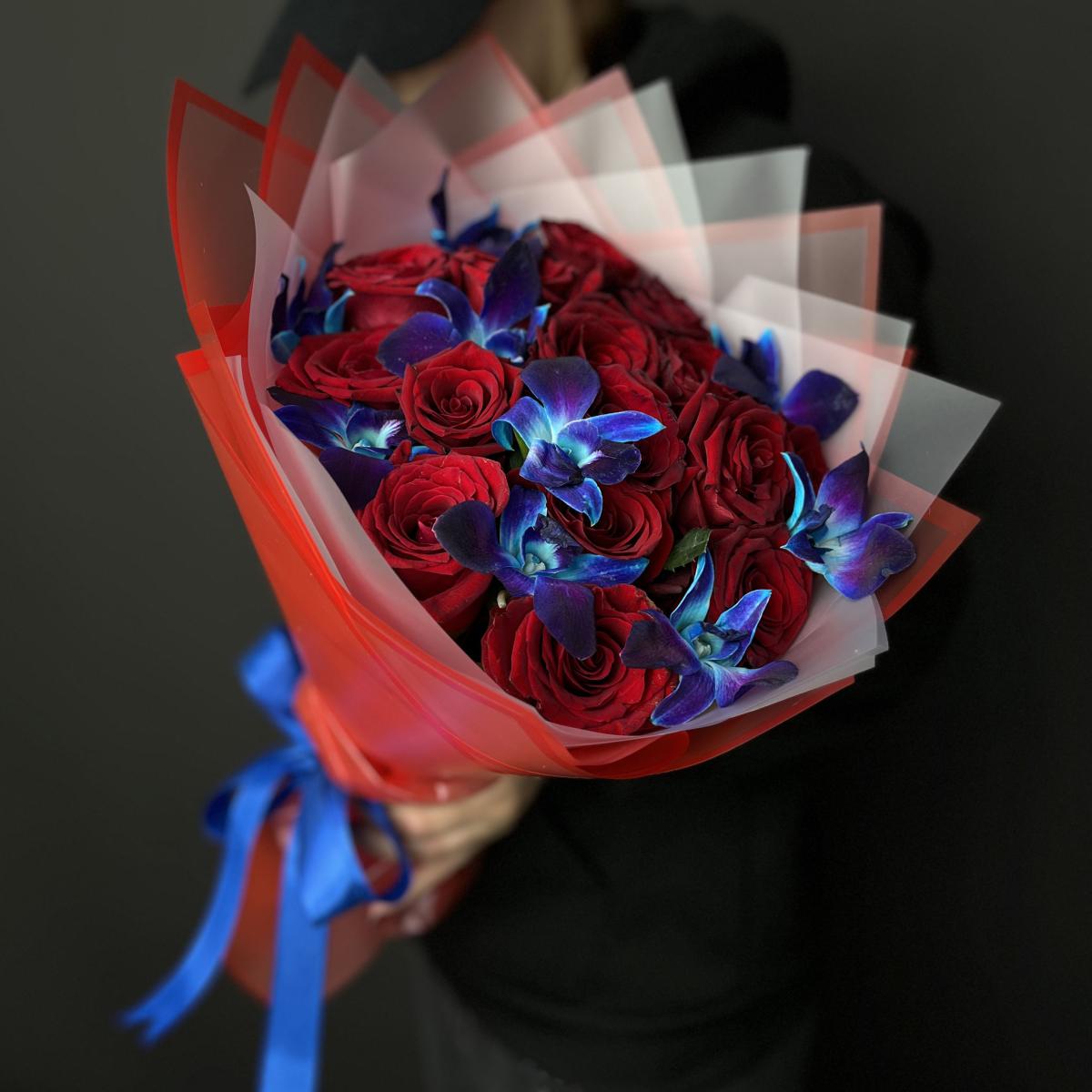 Розы красные с дендробиумом