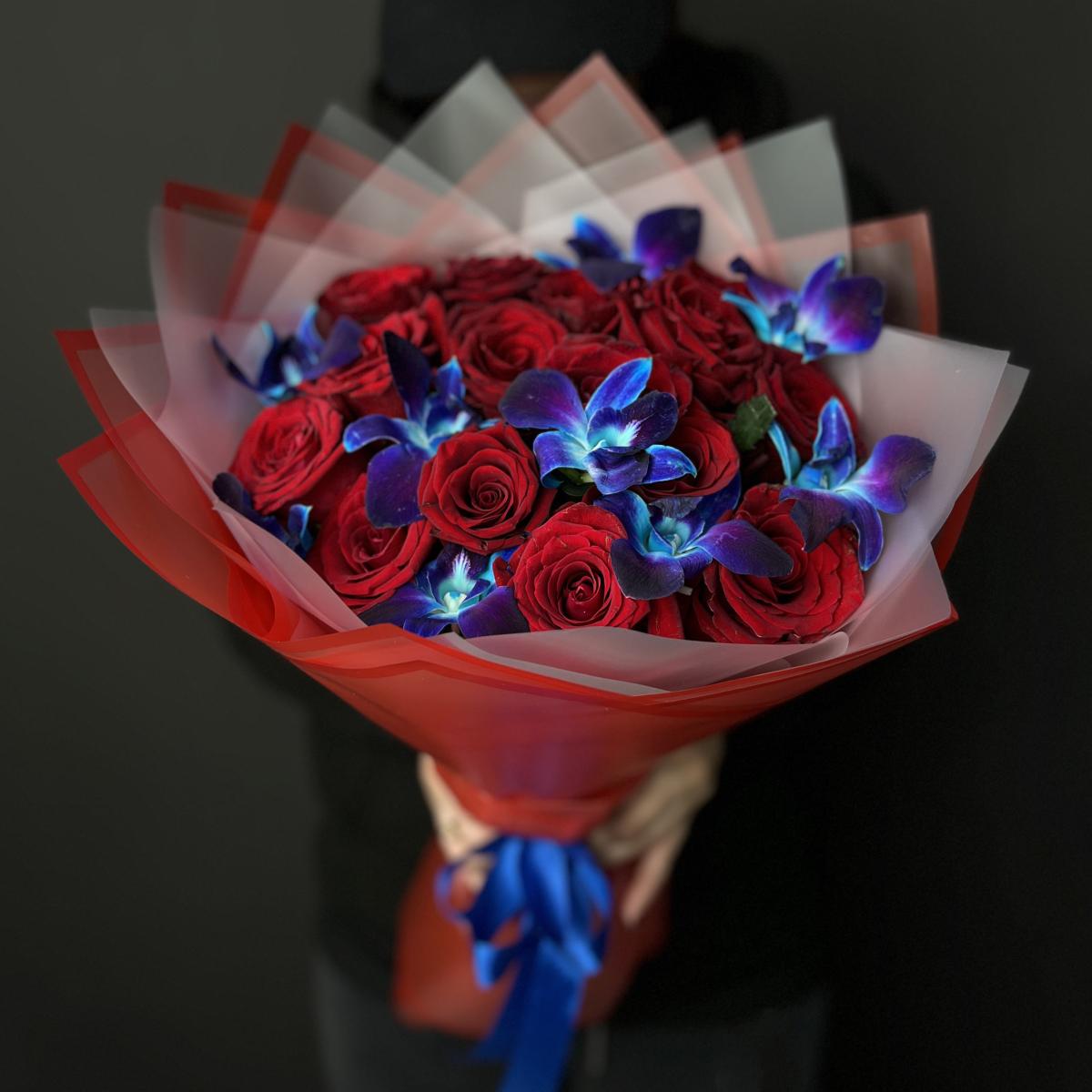 Розы красные с дендробиумом