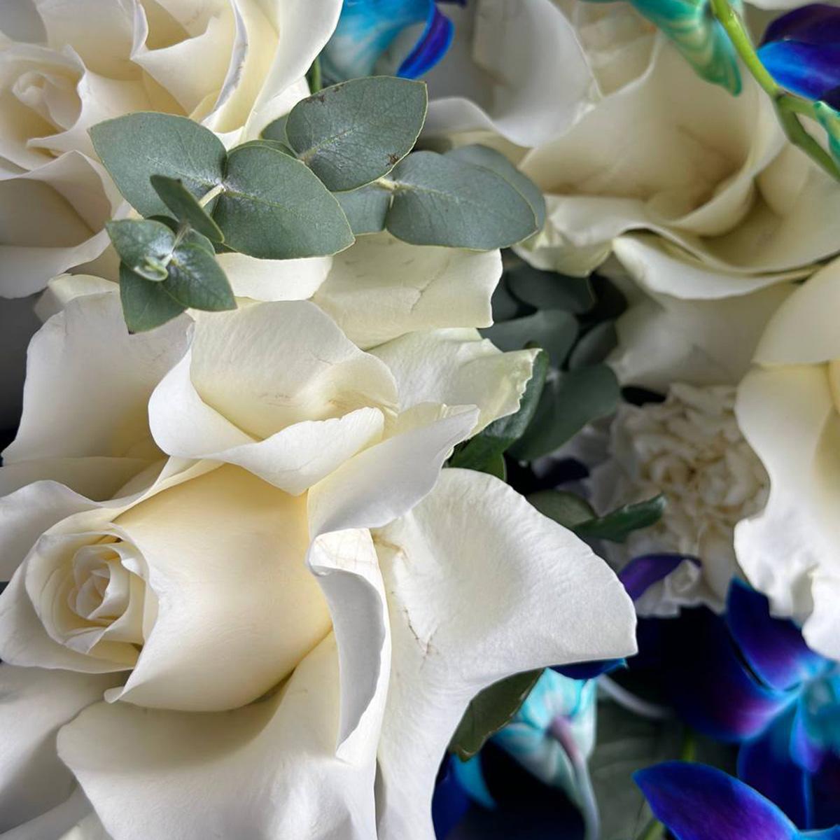 Белые розы и дендробиум