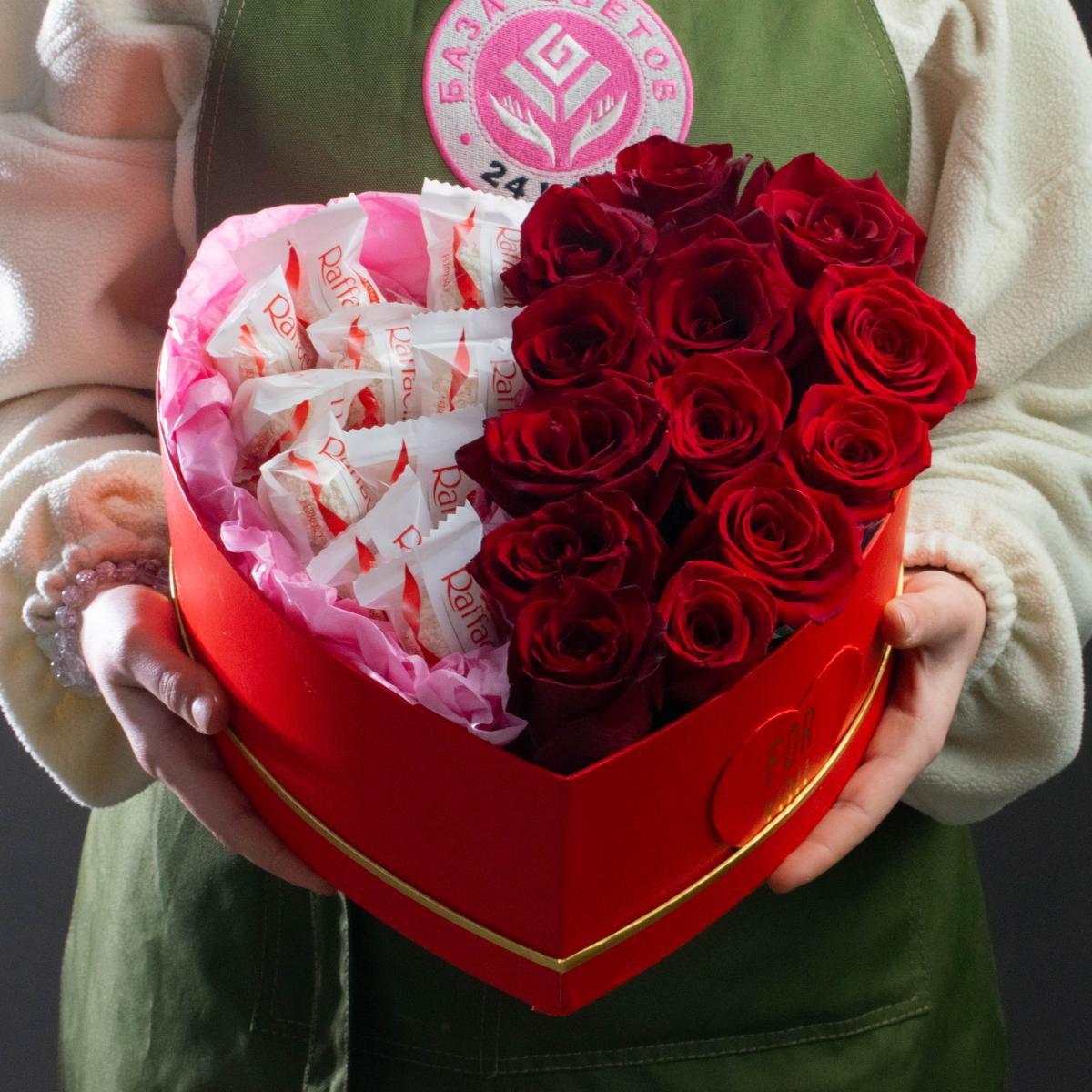 Красные розы в коробке сердце с конфетами