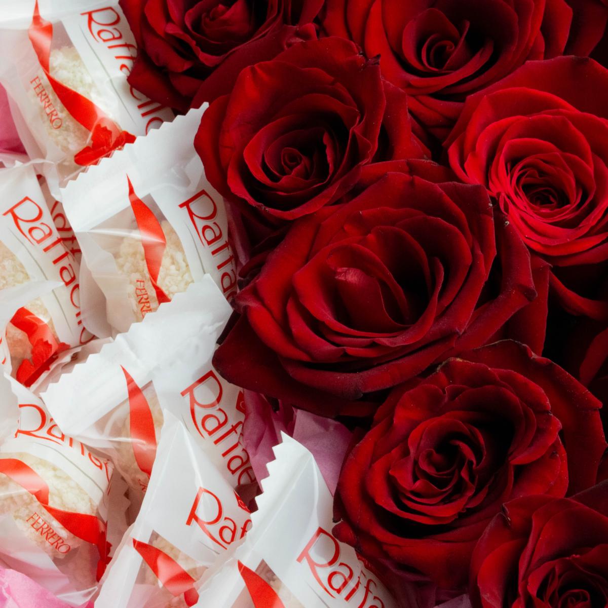 Красные розы в коробке сердце с конфетами