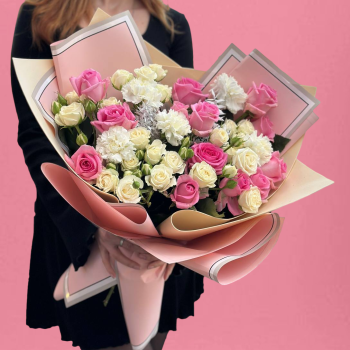 Нежный букет с розовыми и белыми розами и гвоздиками