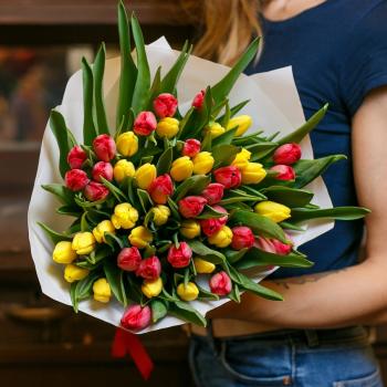 Красные и желтые тюльпаны 35 шт