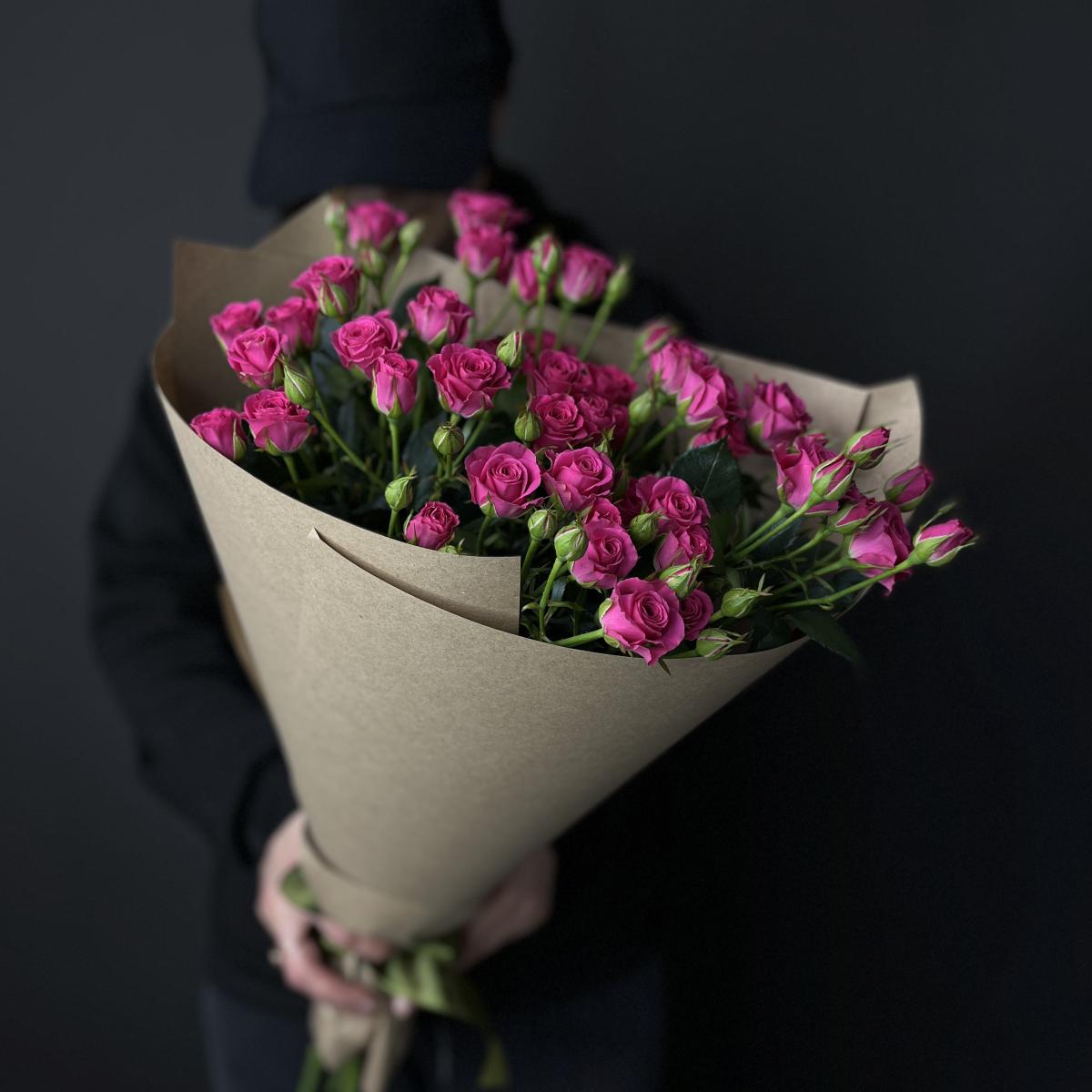 Букет розовых кустовых роз 50 см
