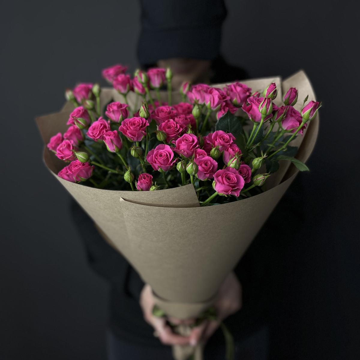 Букет розовых кустовых роз 50 см