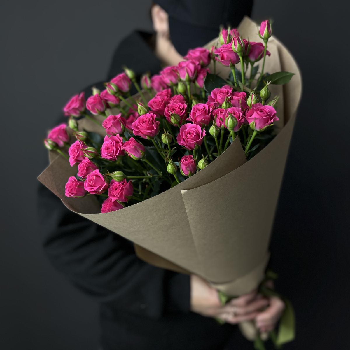 Букет розовых кустовых роз 50 см