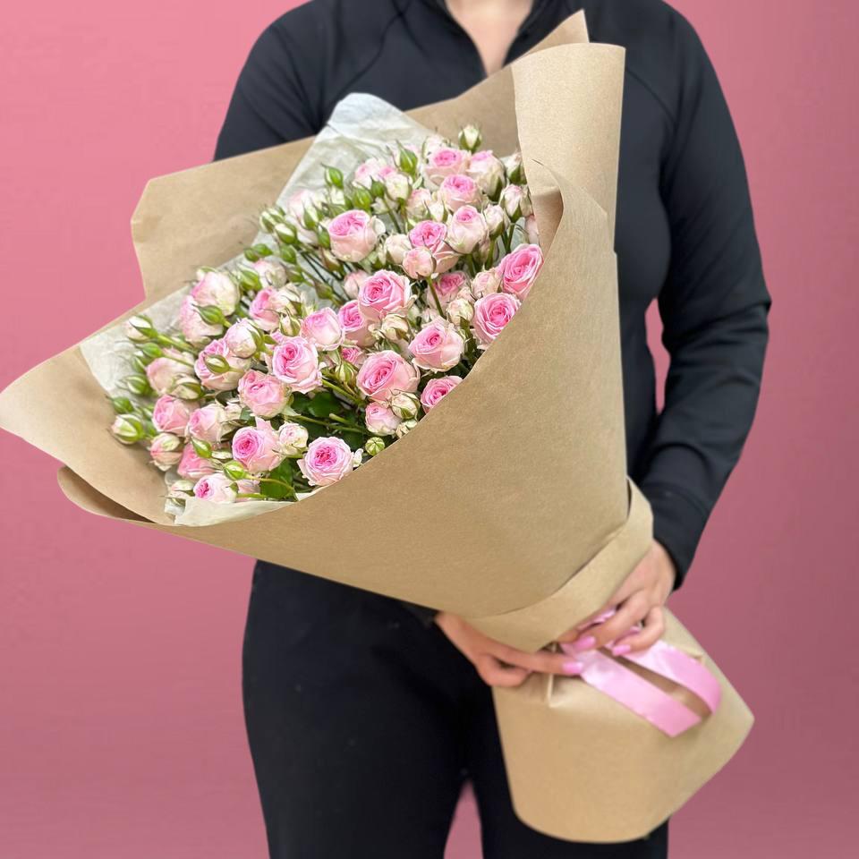 Букет розовых кустовых роз 50 см