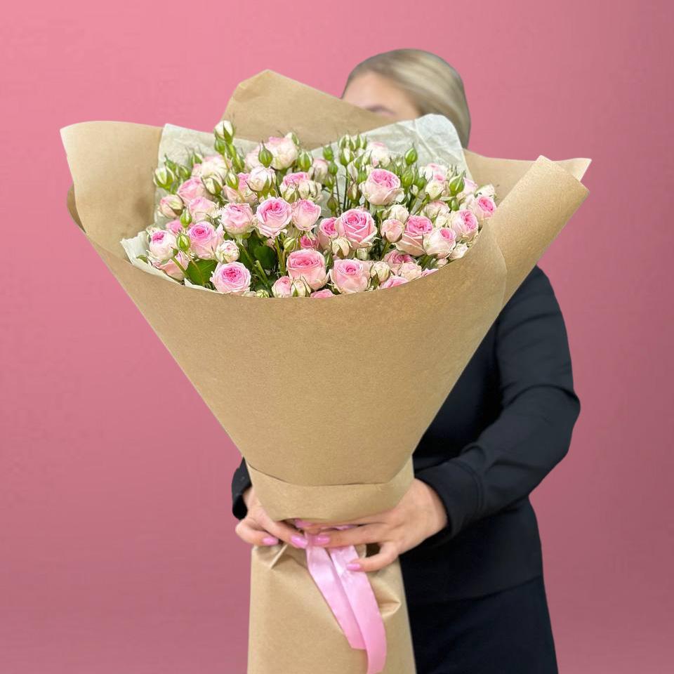 Букет розовых кустовых роз 50 см