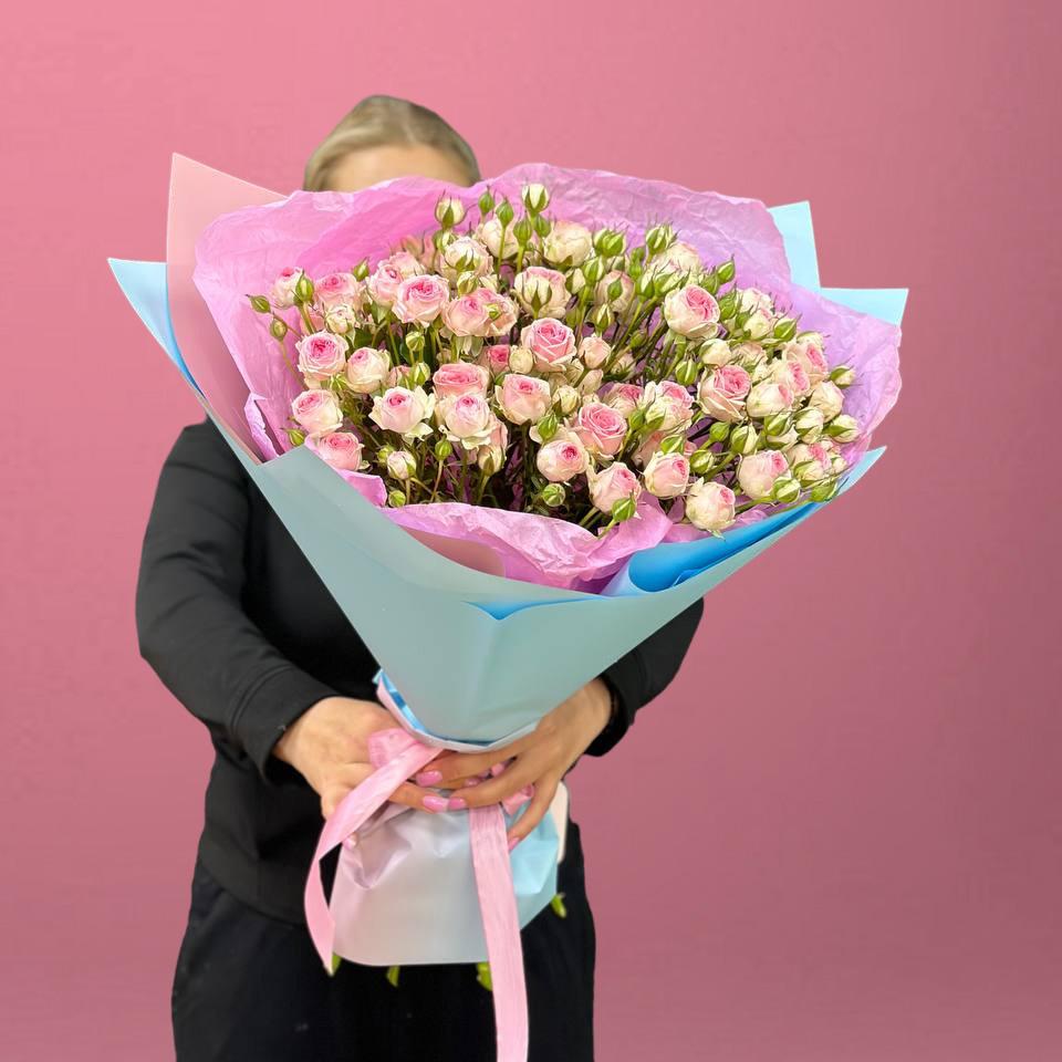 Букет розовых кустовых роз 50 см