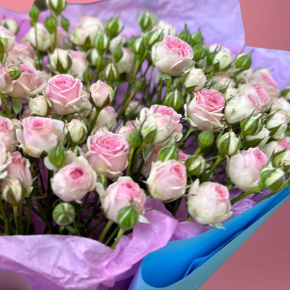 Букет розовых кустовых роз 50 см