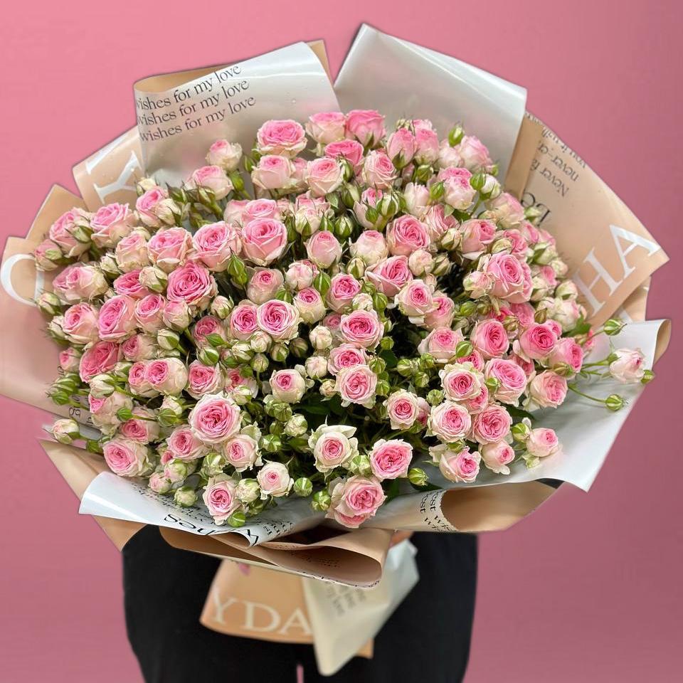 Букет розовых кустовых роз 50 см