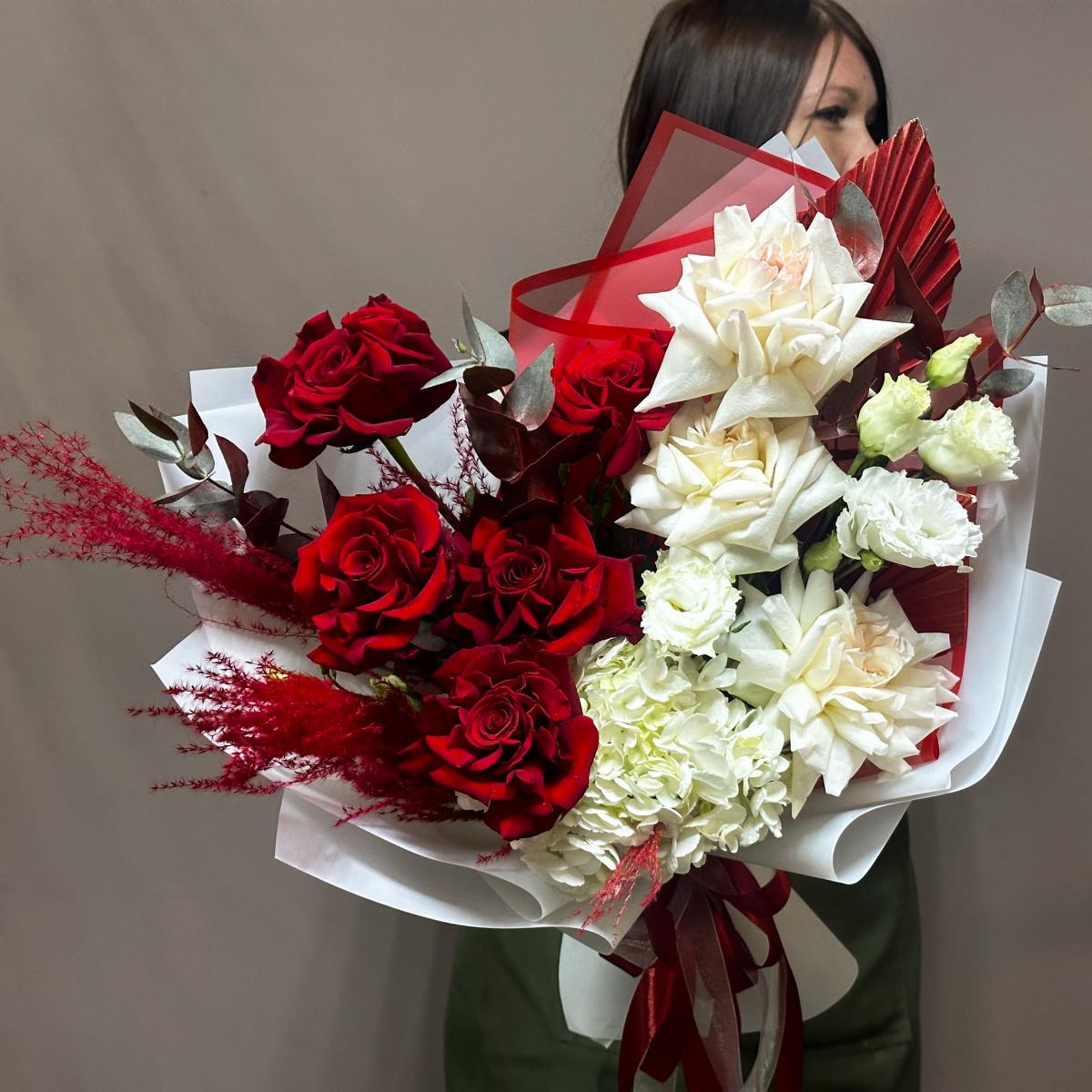 Букет с красными розами и гортензиями