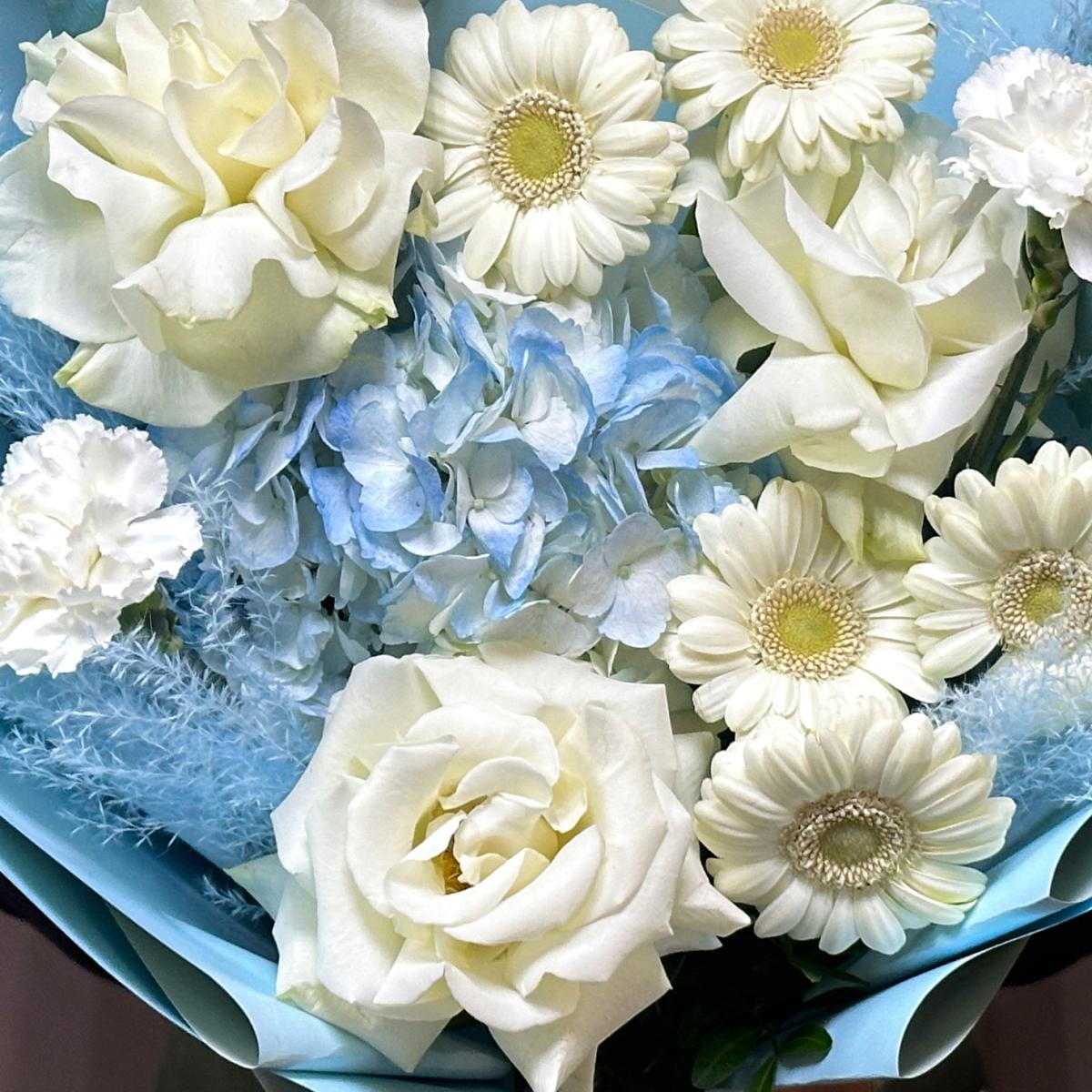 Букет с белыми розами и гвоздиками