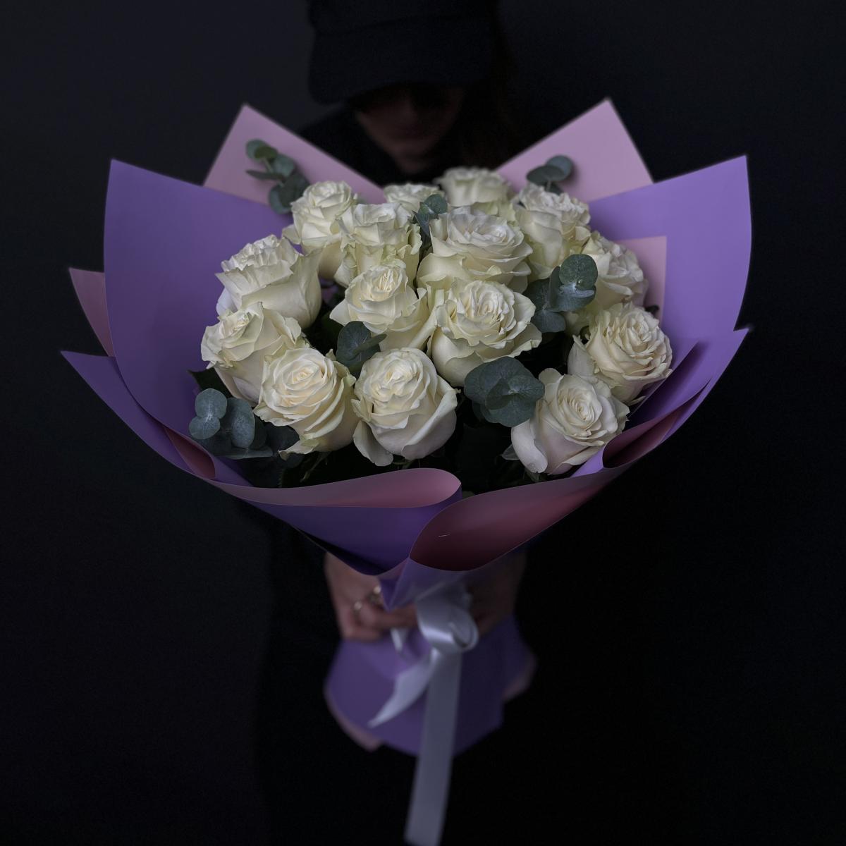 15 белых роз 40 см с эвкалиптом