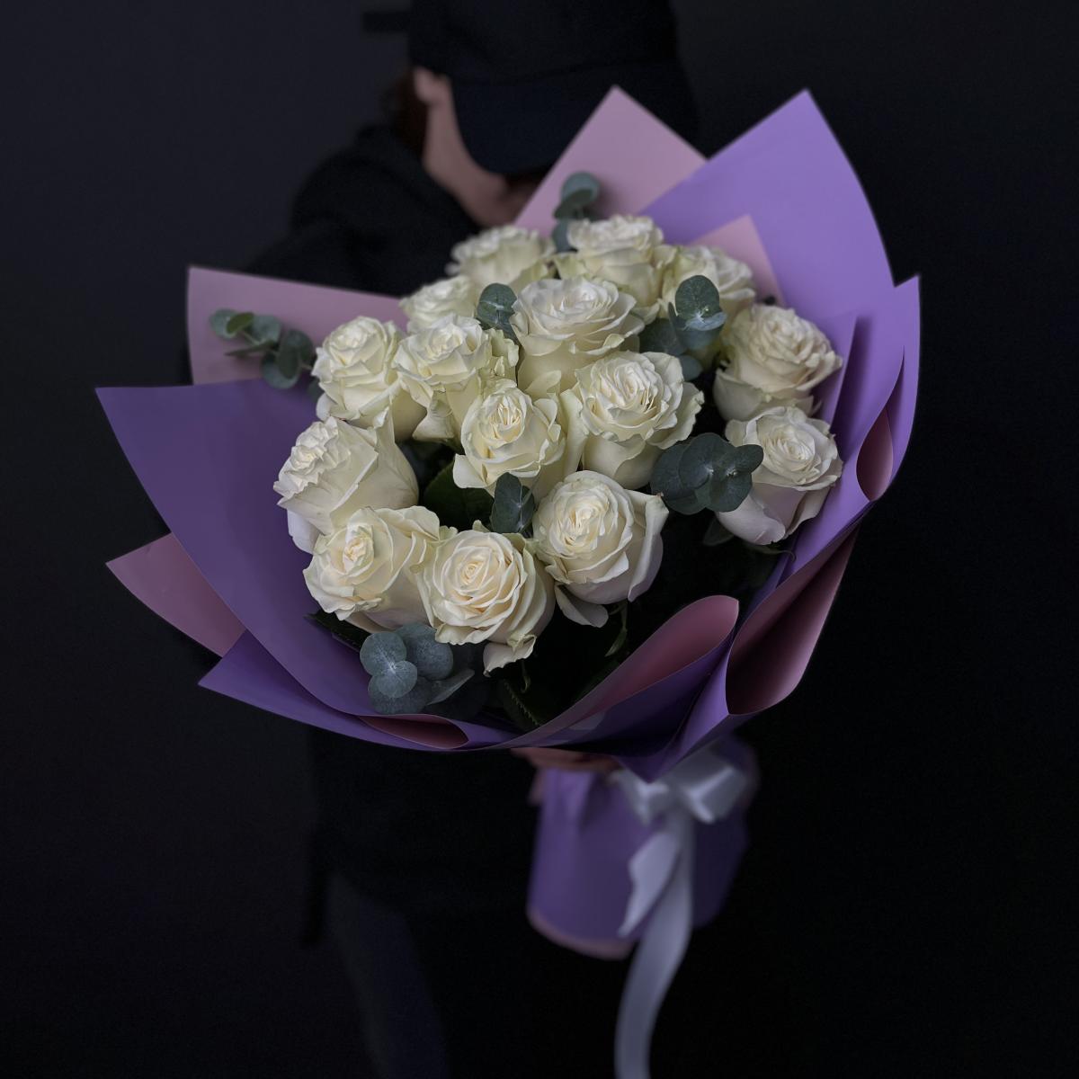 15 белых роз 40 см с эвкалиптом