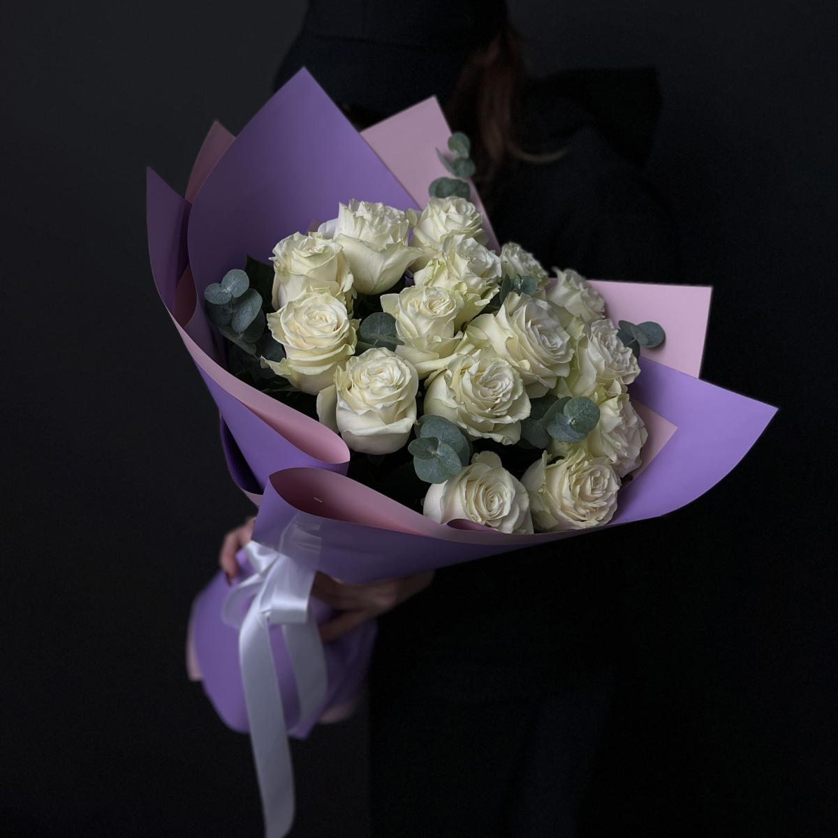 15 белых роз 40 см с эвкалиптом