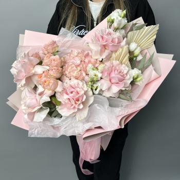 Букет с гортензиями, розами и лизианутсами