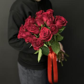 Букет из 15 красных кенийских роз под ленту