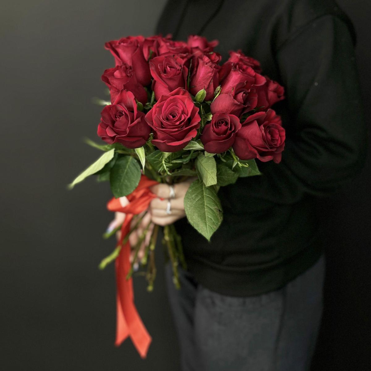 Букет из 15 красных кенийских роз под ленту