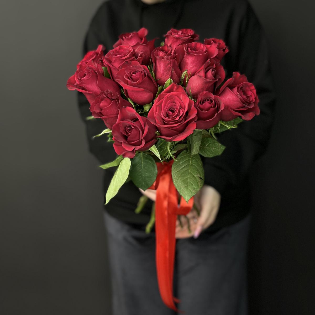 Букет из 15 красных кенийских роз под ленту