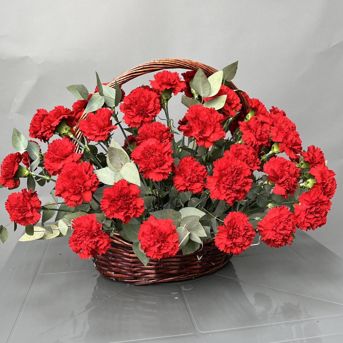 Корзина с 55 гвоздиками