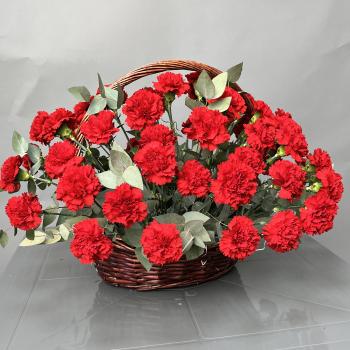 Корзина с 55 гвоздиками