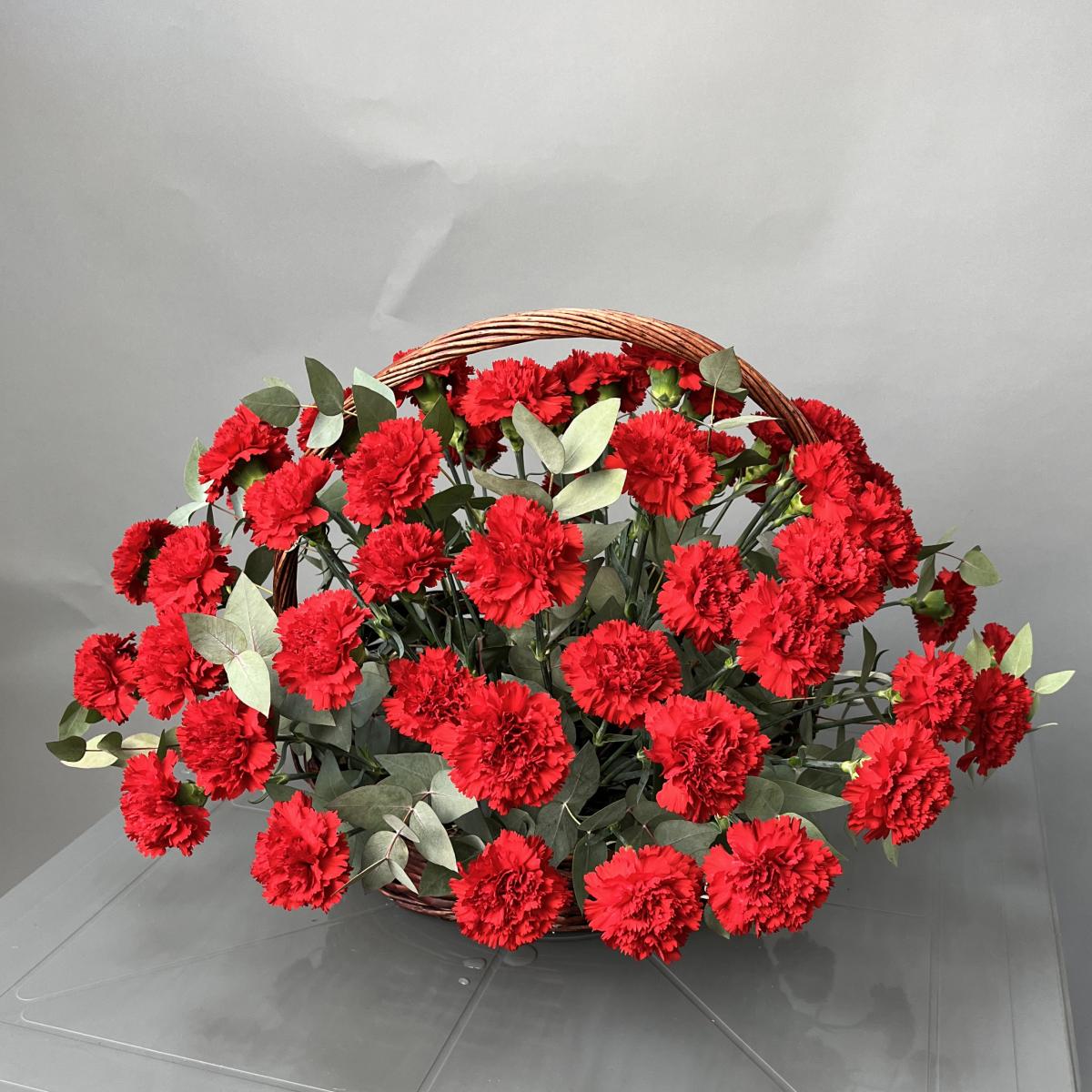 Корзина с 55 гвоздиками