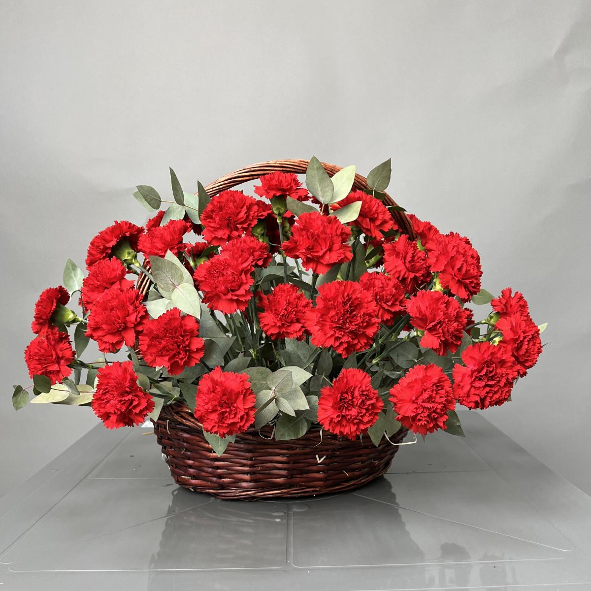 Корзина с 55 гвоздиками