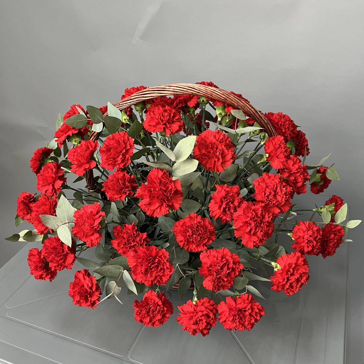 Корзина с 55 гвоздиками
