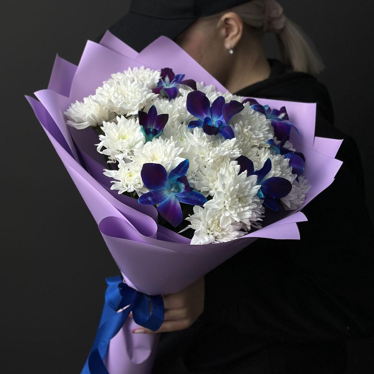 Белые хризантемы с синими орхидеями