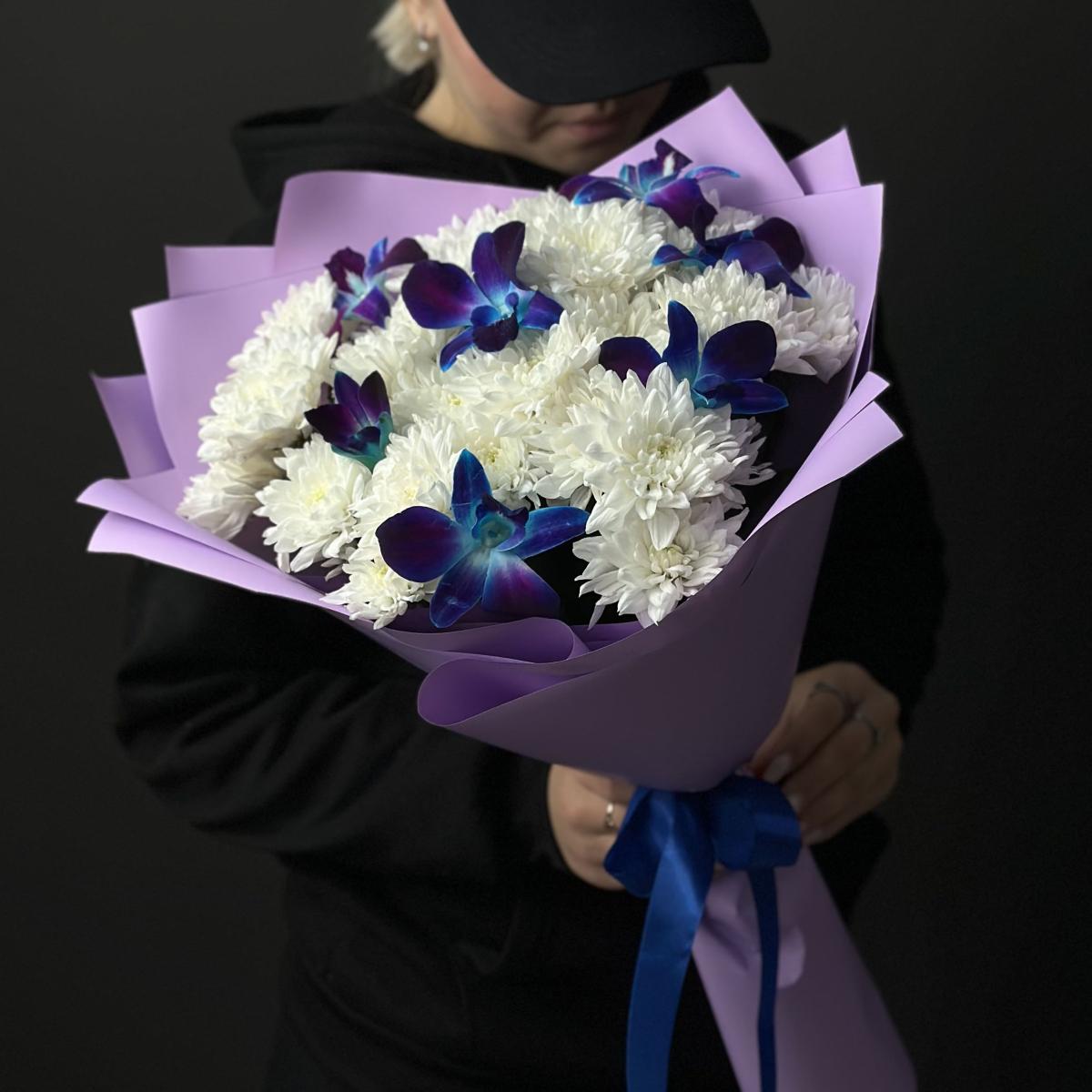 Белые хризантемы с синими орхидеями