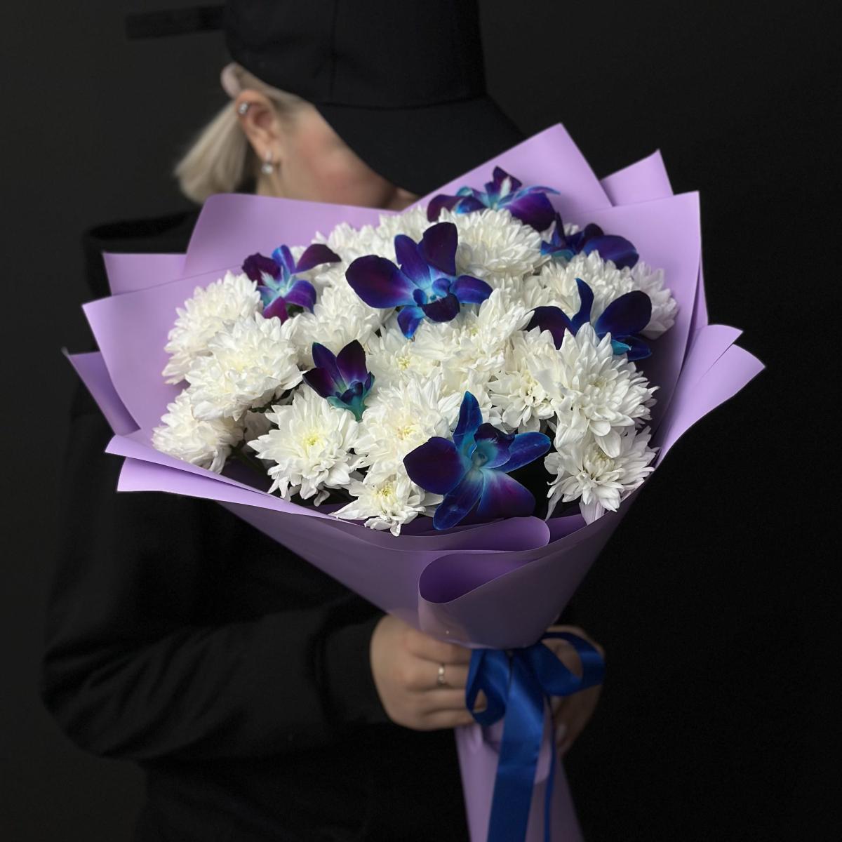 Белые хризантемы с синими орхидеями