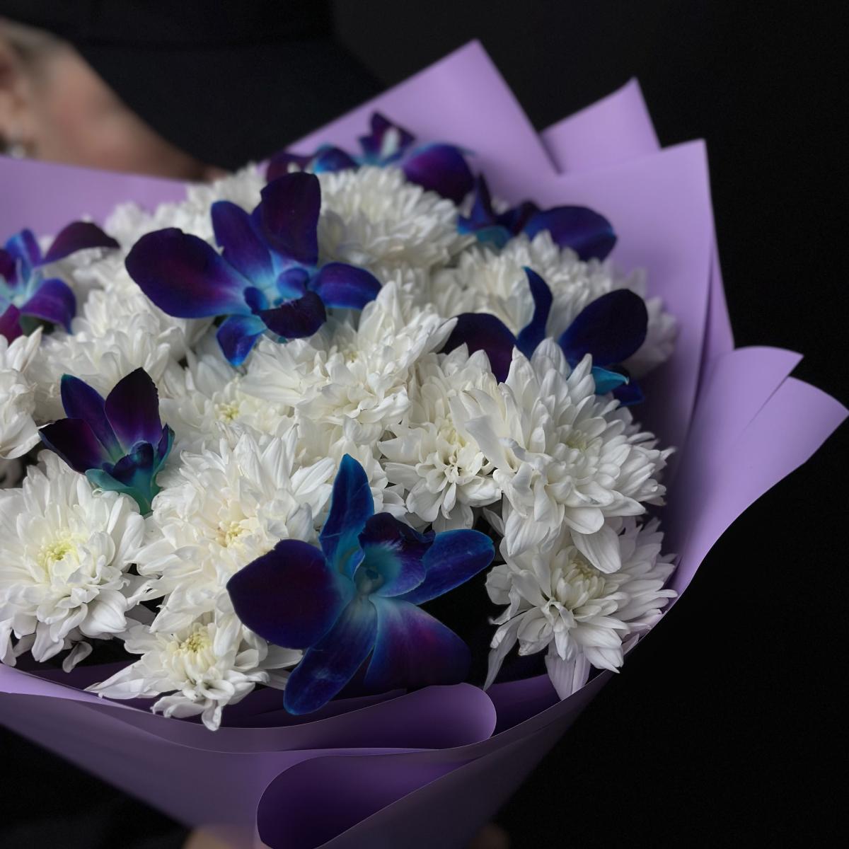 Белые хризантемы с синими орхидеями