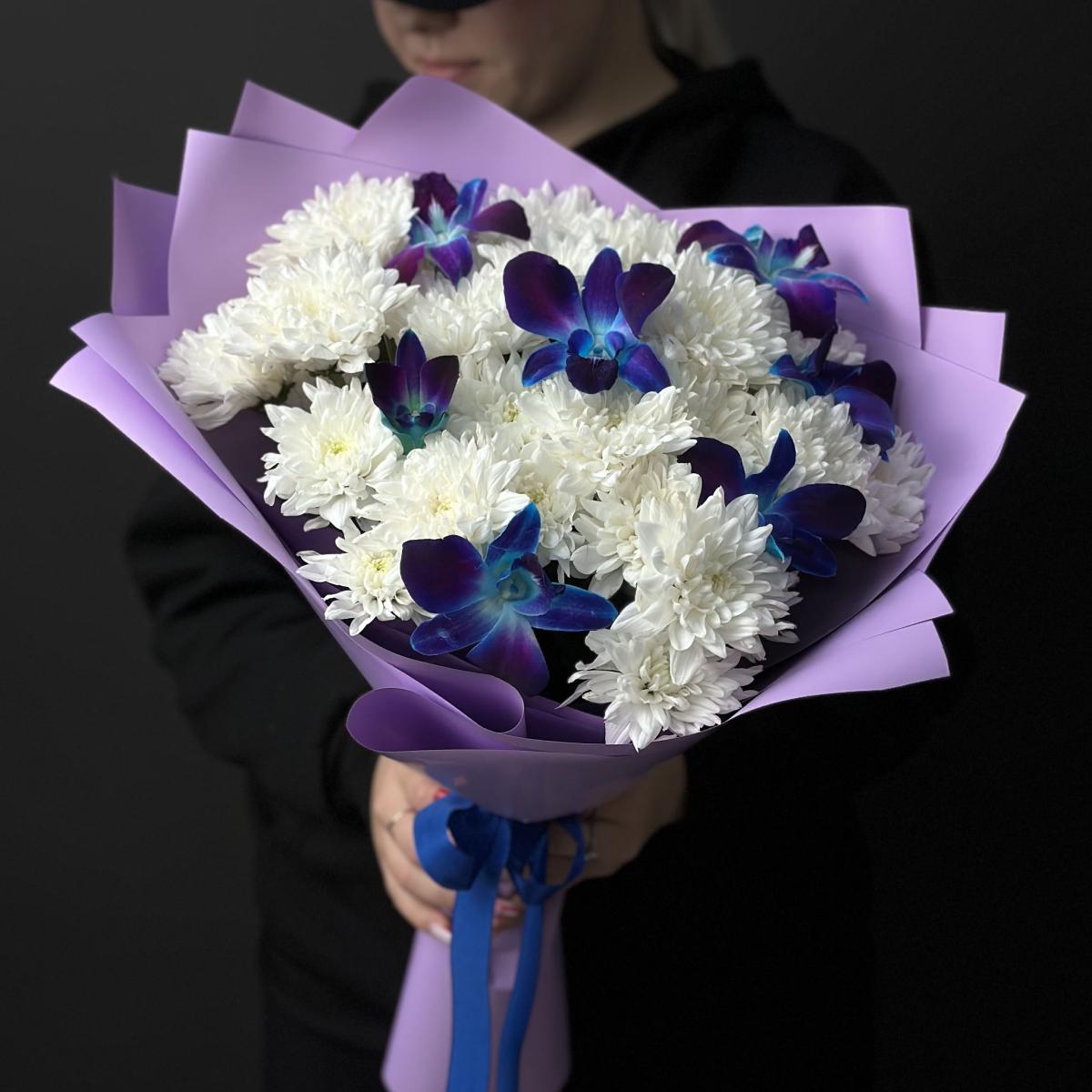 Белые хризантемы с синими орхидеями