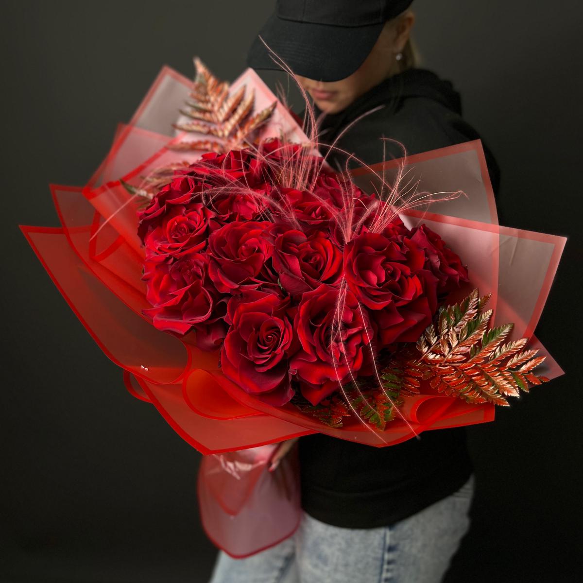15 красных роз со стифой