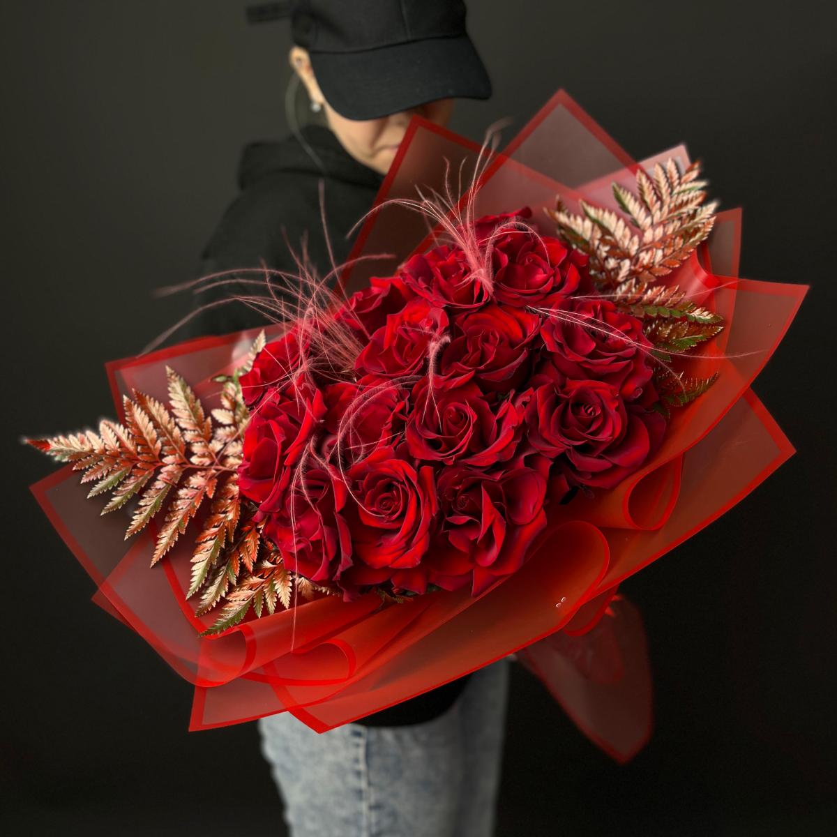 15 красных роз со стифой