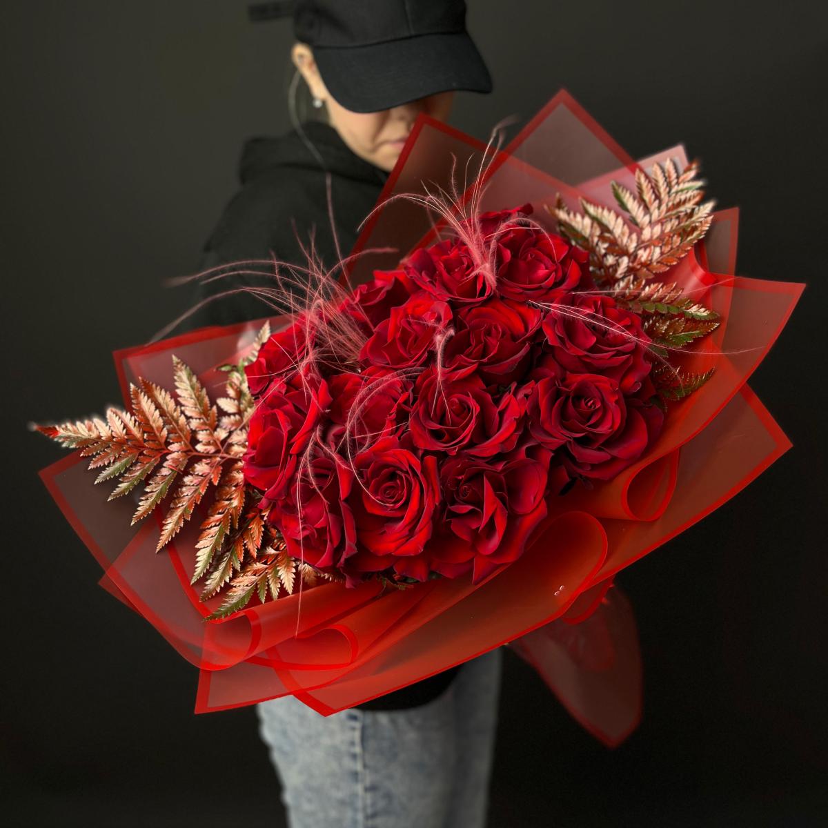 15 красных роз со стифой