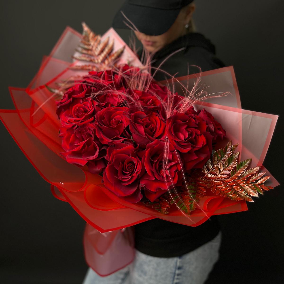 15 красных роз со стифой