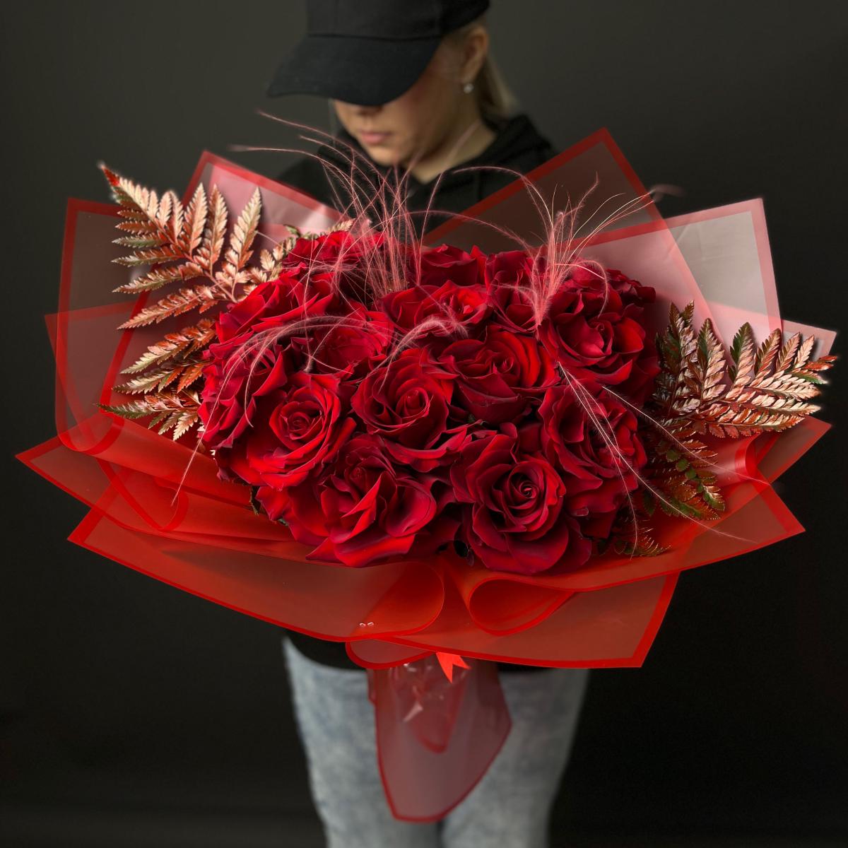15 красных роз со стифой