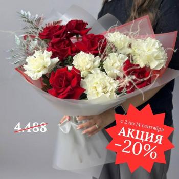 Букет с белыми и красными розами и папоротниками