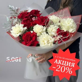 Букет с белыми и красными розами и папоротниками