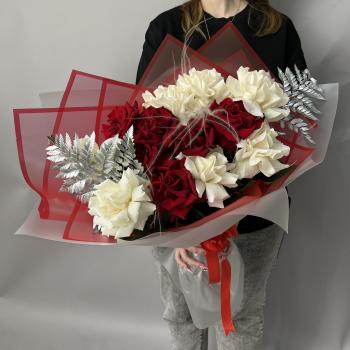 Букет с белыми и красными розами и папоротниками