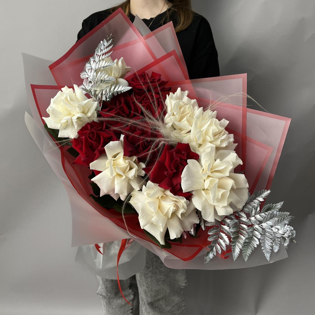 Букет с белыми и красными розами и папоротниками
