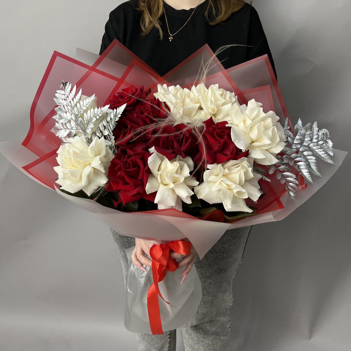 Букет с белыми и красными розами и папоротниками