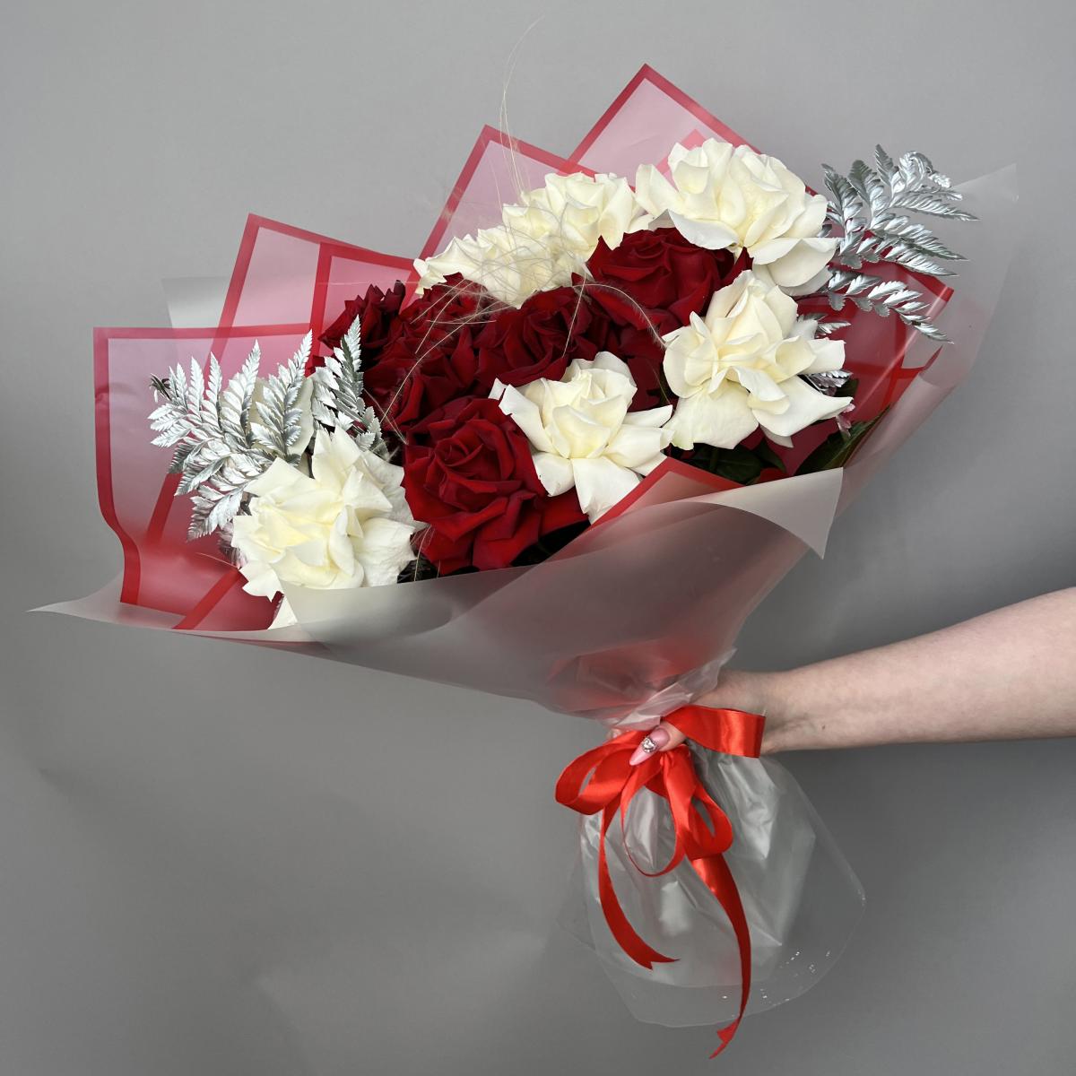 Букет с белыми и красными розами и папоротниками